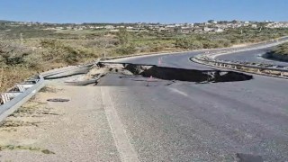 Söke-Kuşadası Karayolu'nda yol çöktü
