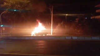 Alev topuna dönen otomobil kullanılamaz hale geldi