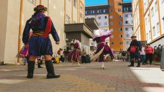 Aydın'da yurtlara gelen öğrenciler halk oyunları ile karşılandı