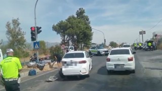 Karayolu incir tarlasına döndü, vatandaşlar ve polis ekipleri yolu açmak için incir topladı