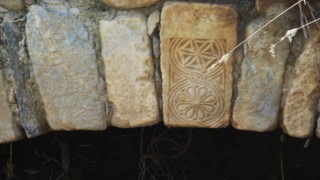 Taşköprü temizliğinde tarihi sütun parçası bulundu