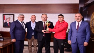 Vali Canbolat, dünya şampiyonunu ağırladı