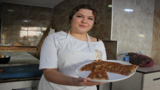 Fırının ateşiyle hayalini yoğuruyor