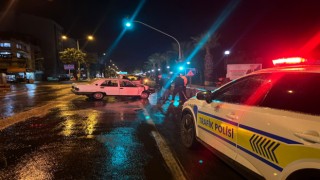 İncirliova’da ışıkta bekleyen araca, otomobil çarptı