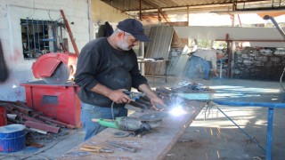 Bozulan tarım aletlerini tamir ederek, yeniden kullanıma sunuyor