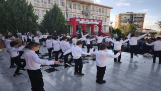 Nazilli'de öğretmenlerden zeybekli Kutlama