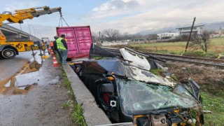 Genç sürücünün hayatını kaybettiği feci kazanın ardından tren yolu açıldı