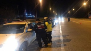 Kurallara uymayan 8 sürücü ve 9 araç trafikten men edildi