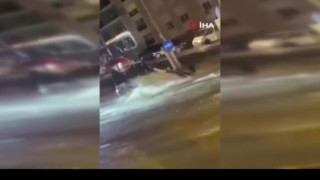 Caddede akıntıya kapılan vatandaşı polis böyle kurtardı