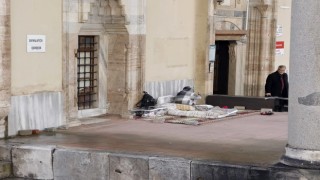 Cami bahçesini mesken tutan kadını otelde kalmaya kimse ikna edemiyor