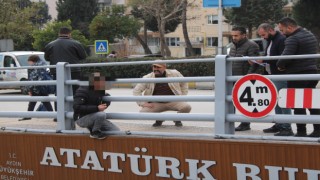 Çocuğunu görmek için alt geçidin üstüne çıkan şahıs ikna edildi