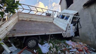 Kontrolden çıkan kamyonet eve çarptı: 1 ölü