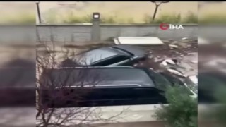 Kuşadası 30 dakikada yağışa teslim oldu, araçlar sele kapıldı