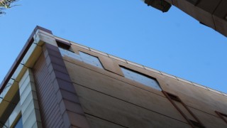 Rüzgar binanın cephesini söktü, facia kıl payı atlatıldı