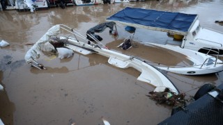 Sağanak yağış tekneleri batırdı