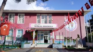 Okullar bayraklarla donatıldı