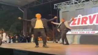 Zeybek oynamak için sahneye çıkan belediye başkanı saniyelerle kurtuldu...
