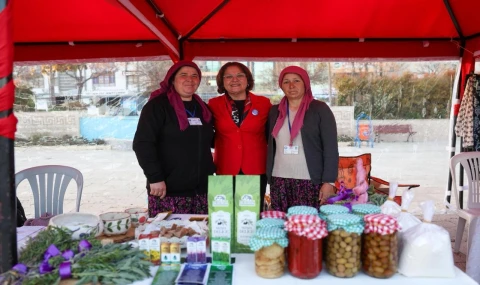 Didim'de Emekçi Kadınlar Pazarı kent meydanında açıldı