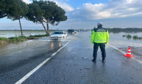 Menderes Nehri taştı İncirliova-Koçarlı yolu sular altında kaldı