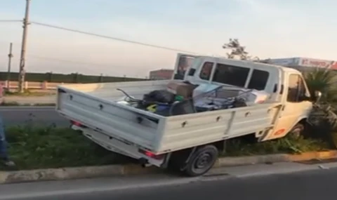 Nazilli’de Kamyonet Kazası: Güneş Gözünü Alan Sürücü Direğe Çarptı