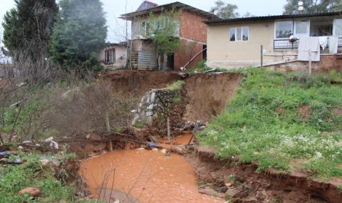 Yağmur sularıyla taşan dere, toprak kaymasına sebep oldu