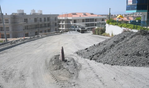 KUŞADASI BELEDİYESİ YOL ÇALIŞMALARINA HIZ KESMEDEN DEVAM EDİYOR