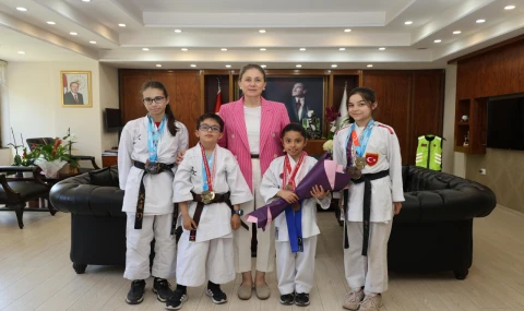 ŞAMPİYON ÖĞRENCİLER VE MİLLİ SPORCULAR KAYMAKAM KÜPELİ KAN İLE BULUŞTU