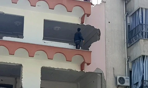 Güvenlik önlemleri alınmadan yapılan bina yıkımı tehlike saçtı
