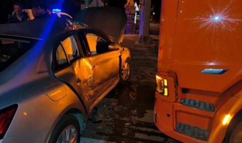 Kuyucak’ta feci kaza: Tır otomobile çarptı, 2 yaralı