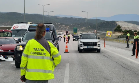 AYDIN-DENİZLİ OTOBANINDA DEHŞET ANLARI: LASTİĞİ PATLAYAN OTOMOBİL OTOBÜSE ÇARPTI, 18 YARALI!