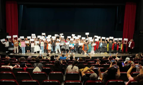 BAŞKAN ÇERÇİOĞLU’NUN BAŞLATTIĞI YARATICI DRAMA ATÖLYESİ’NİN MİNİK ÖĞRENCİLERİNDEN MUHTEŞEM GÖSTERİ