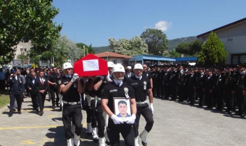 Şehit polise eşinden yürekleri dağlayan veda