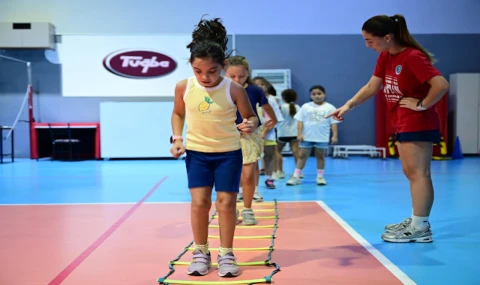 BAŞKAN ÇERÇİOĞLU’NUN ÇALIŞMALARIYLA MİNİK SPORCULAR YAZ TATİLİNDE VOLEYBOLLA BULUŞUYOR