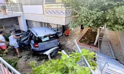 Didim’de araç evin bahçesine uçtu