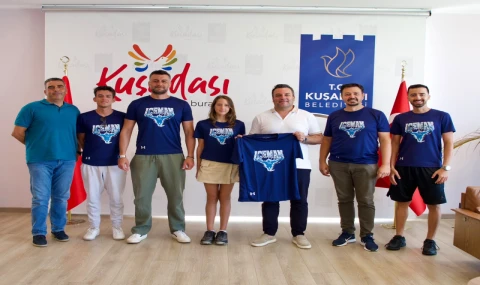 KUŞADASI'NIN ALTIN KULAÇI CEREN YAŞAR BAŞARISINI BAŞKAN VEKİLİ TAHSİN DEMİRTAŞ İLE PAYLAŞTI