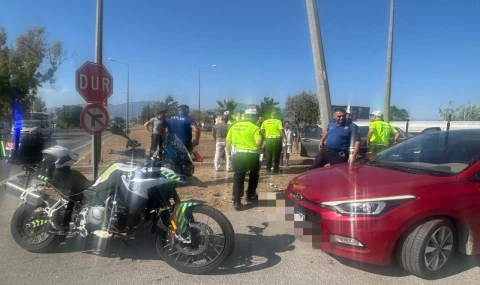 Otomobil aydınlatma direğine çarptı: 2 yaralı