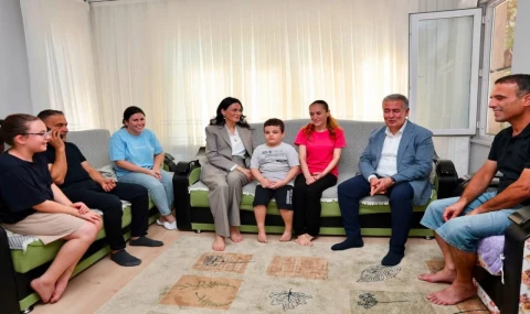 Başkan Erol’un hane ziyaretlerine Milletvekili Seda Sarıbaş da eşlik etti