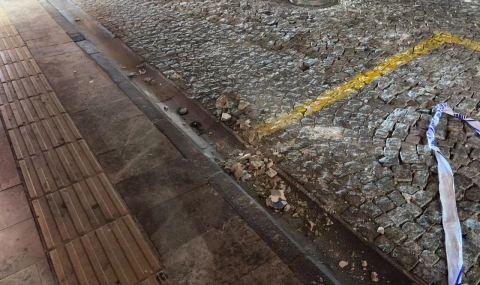 Çatıdan kopan beton parçaları korkuttu