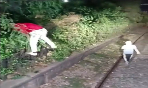 Hareket halindeki trenin önünü kestiler, içeri alınmayınca treni taşladılar
