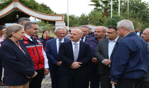 Vali Osman Varol, Nazilli’de Kadın Çiftçilerle Zeytin Hasadına Katıldı