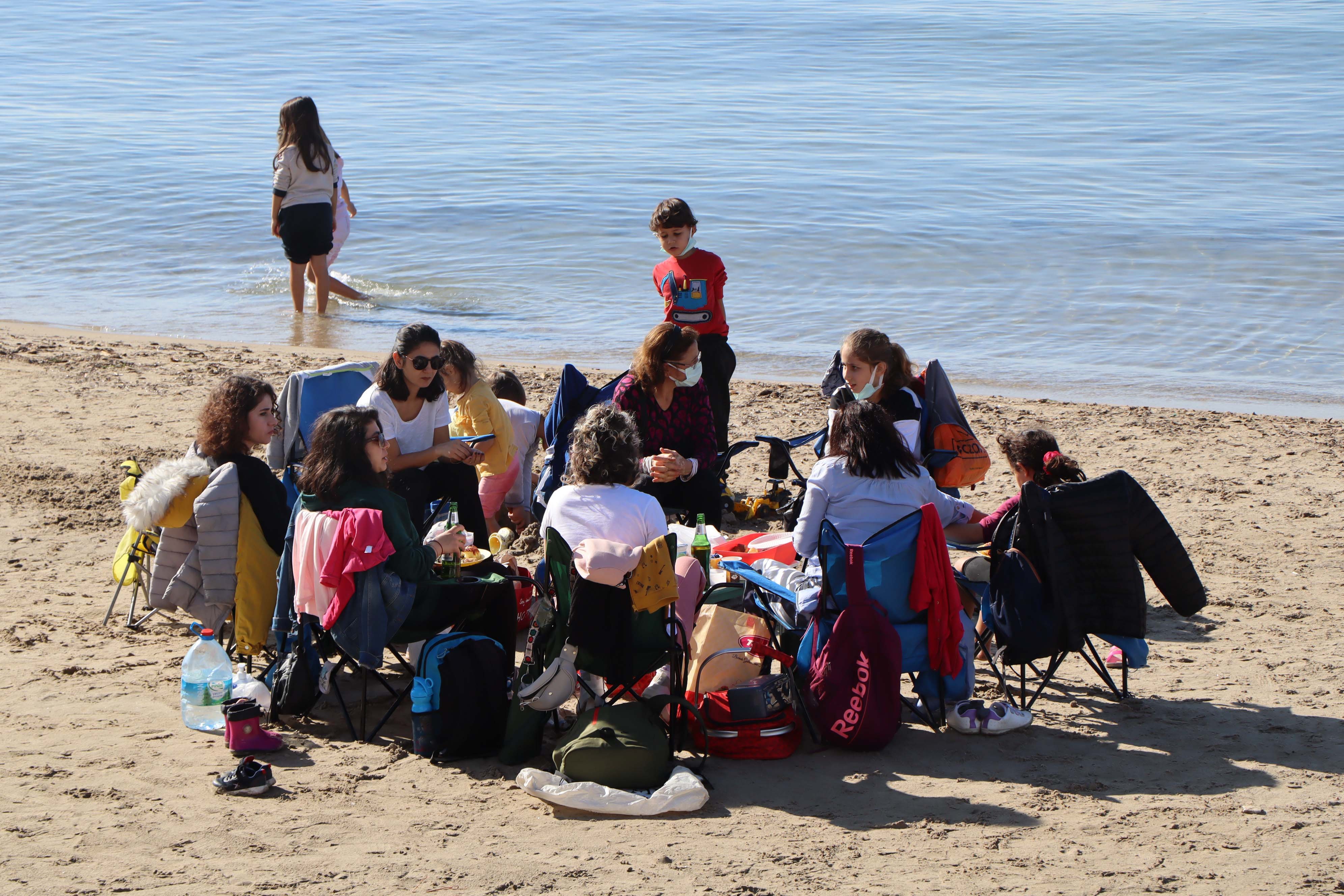 Kuşadası’nda güneşi gören plaja koştu