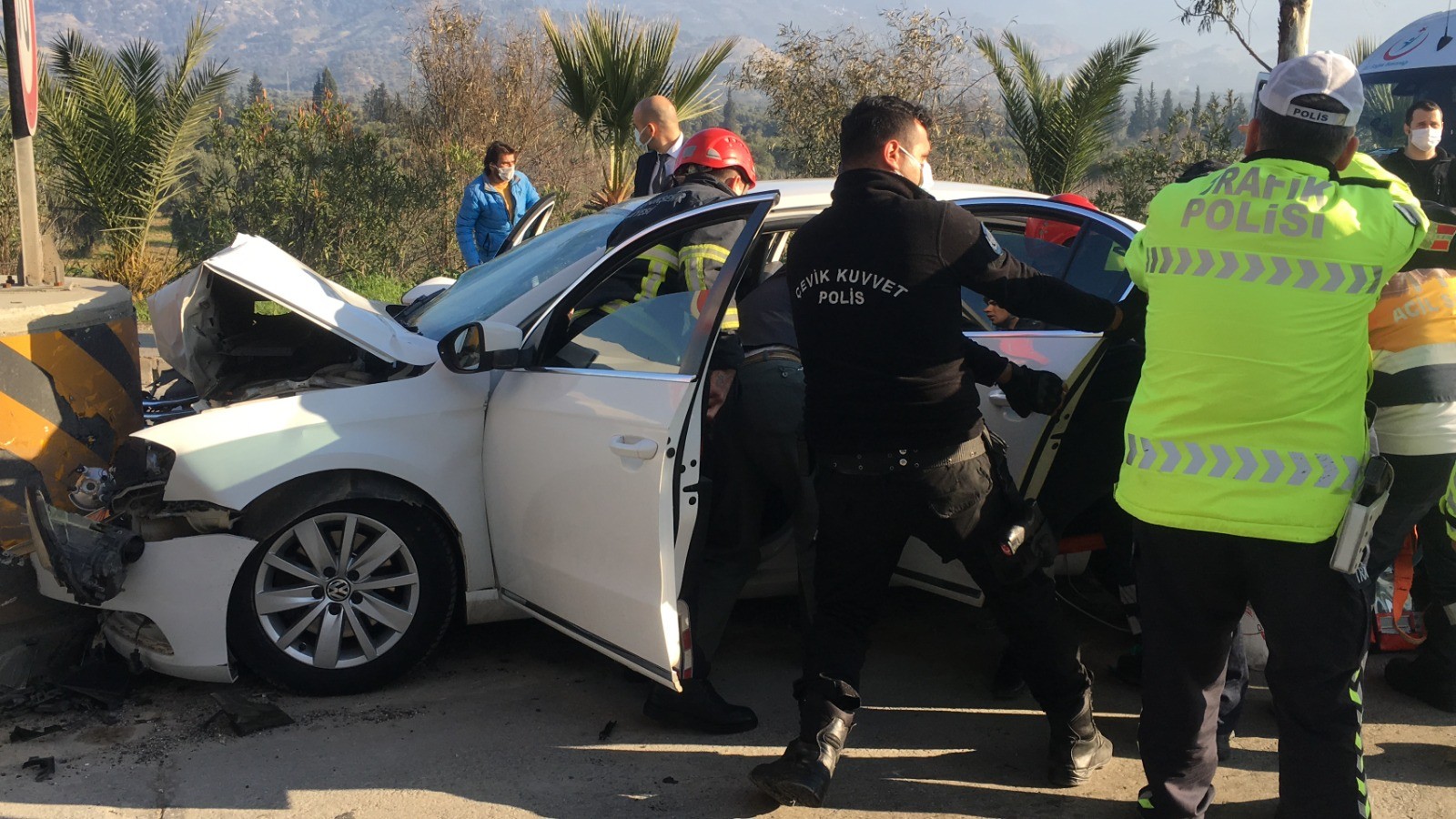 Otomobil gişelerde beton bariyere çarptı: 2 ölü