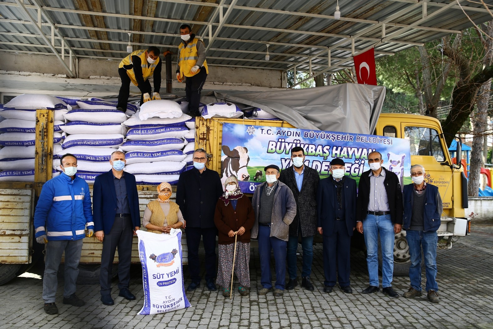 Koçarlı'da küçük üreticiye Aydın Büyükşehir Belediyesi'nden yem desteği