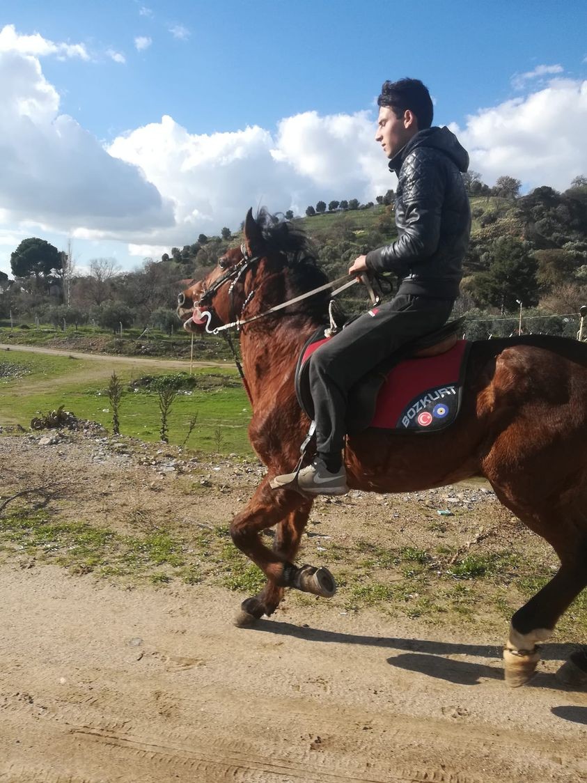 Genç jokey evde kanlar içinde bulundu