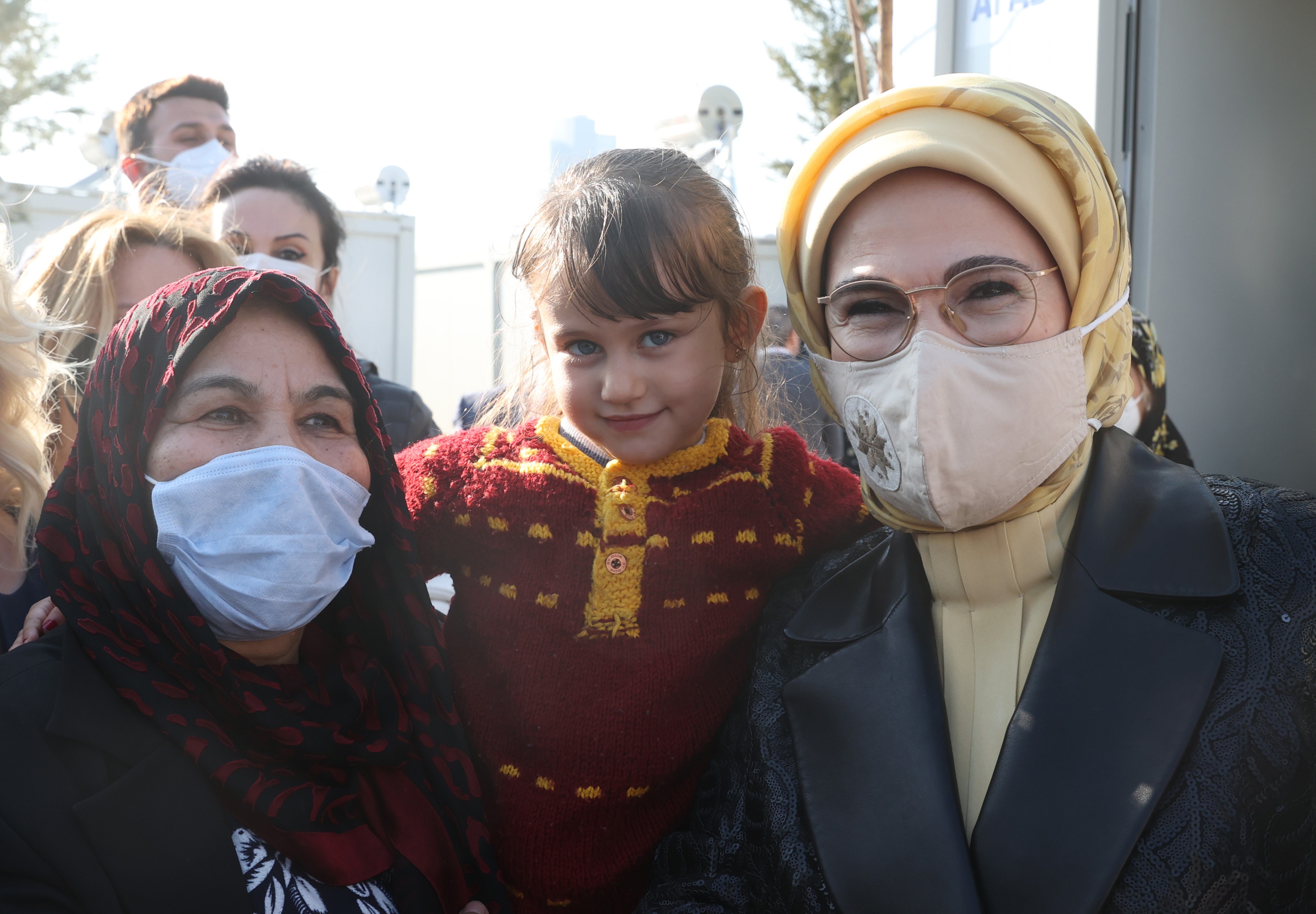 Emine Erdoğan, İzmir’de depremzedelerle bir araya geldi