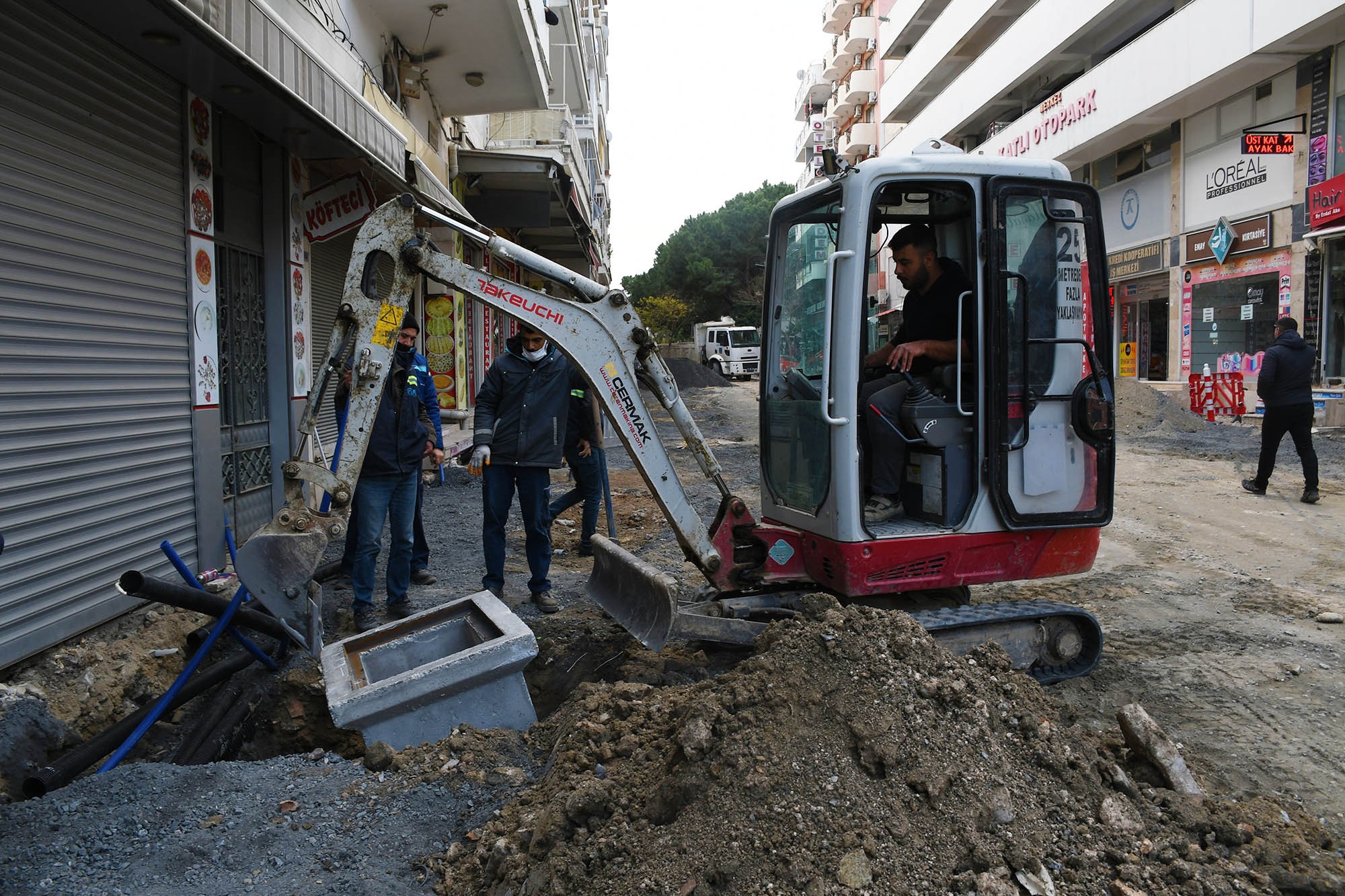 Kuşadası’nda caddelerdeki yenileme çalışmalarının kapsamı genişledi