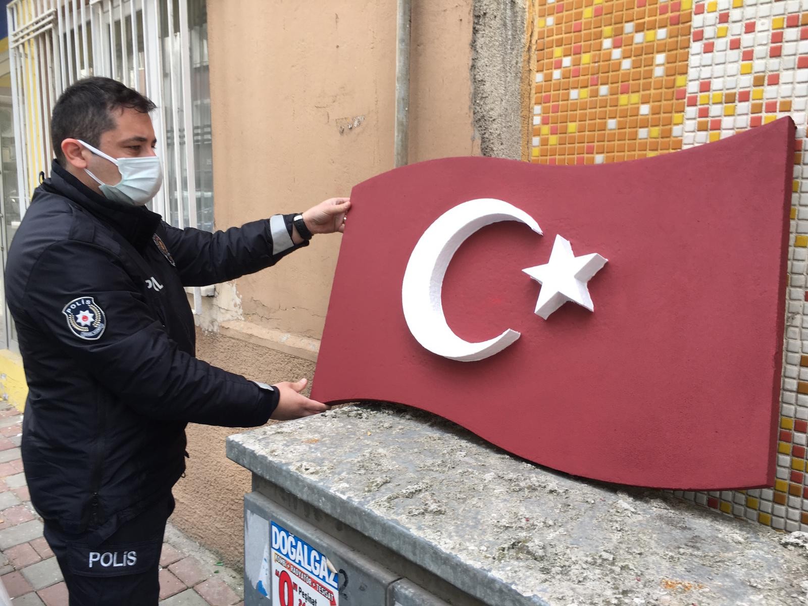 Polisler Türk Bayrağı'nı yerde bırakmadı