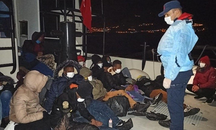  İzmir açıklarında 49 düzensiz göçmen yakalandı