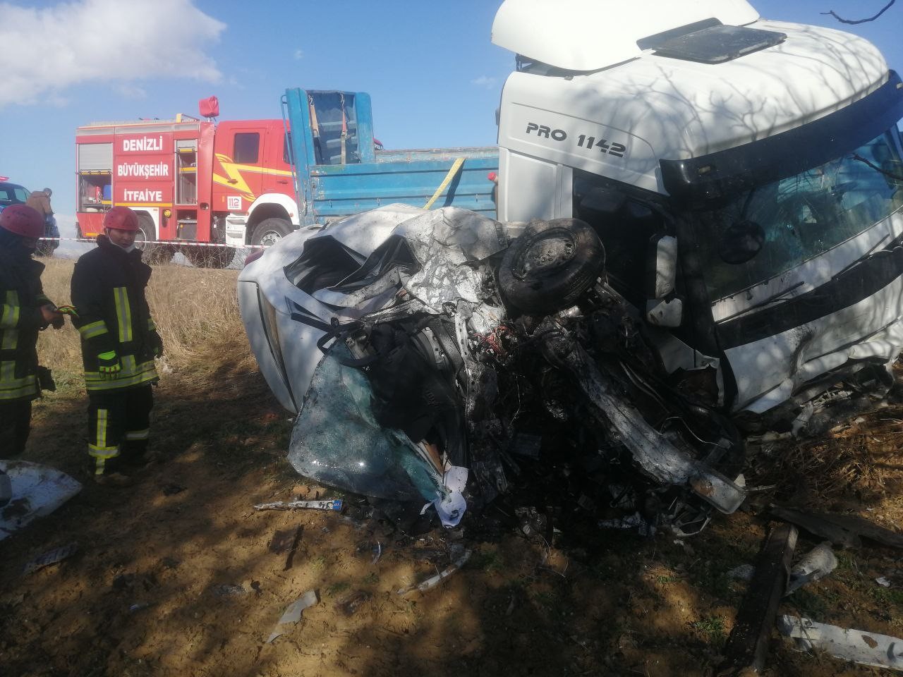  Hatalı sollama yapan tır karşıdan gelen otomobili ezdi: 1 ölü, 1 yaralı