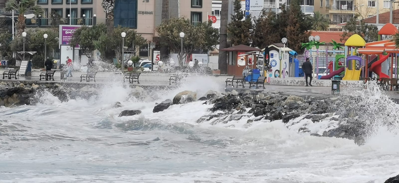 Kuşadası'nda fırtına etkili oldu